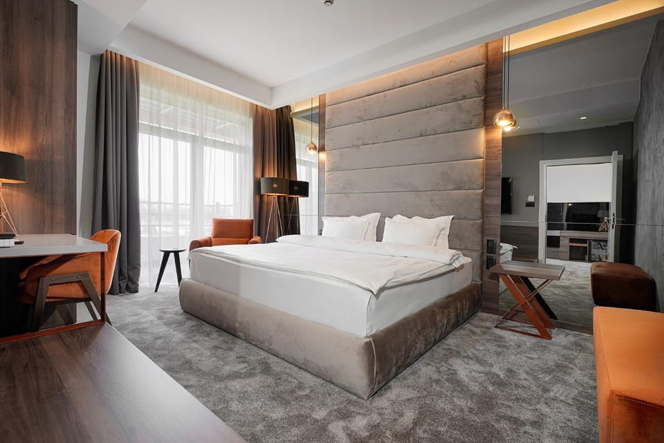 Bed, TV and multimedia, Bedroom, hair dresser