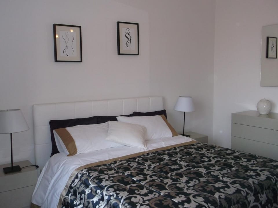 TV and multimedia, View (from property/room), Balcony/Terrace, Decorative detail, Seating area, Bedroom