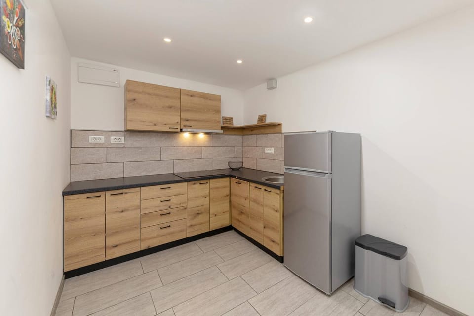 Coffee/tea facilities, Kitchen or kitchenette, stove