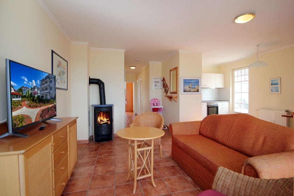 TV and multimedia, Seating area, fireplace