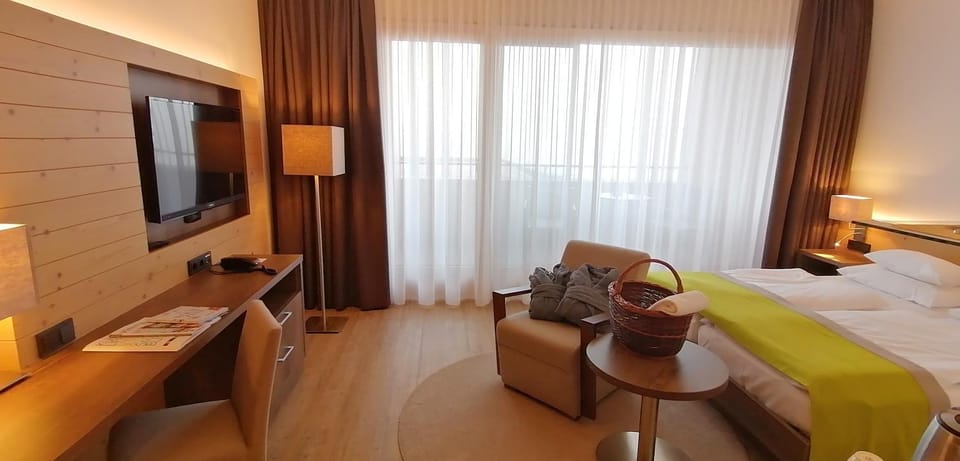 Bed, TV and multimedia, Bedroom