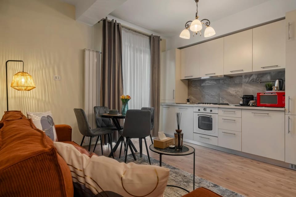 Coffee/tea facilities, Kitchen or kitchenette, Seating area, Dining area, microwave, oven, stove, kitchen
