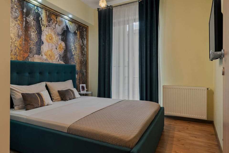 Bed, TV and multimedia, Bedroom