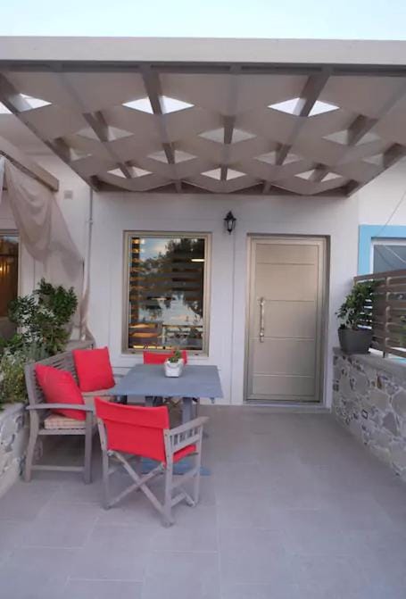 Facade/entrance, Balcony/Terrace