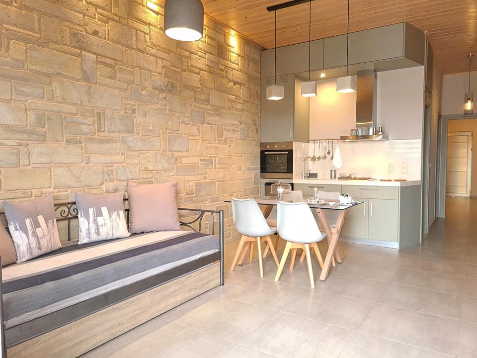 Kitchen or kitchenette, Photo of the whole room, Seating area, Dining area