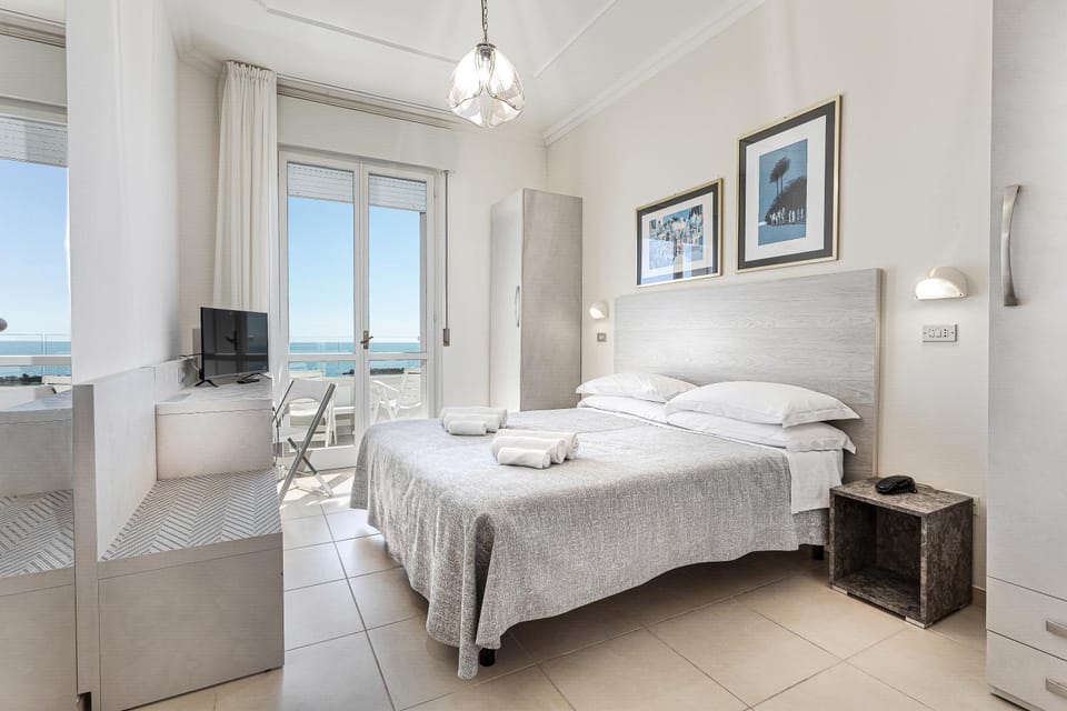 Photo of the whole room, Bedroom, Sea view