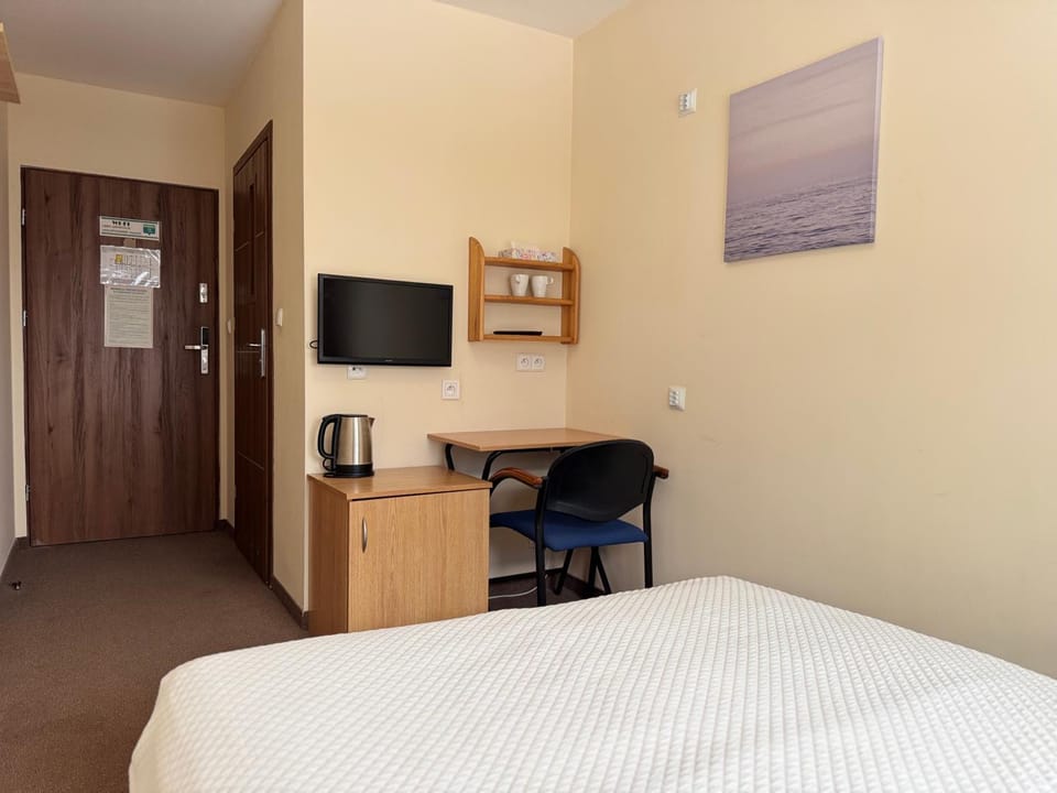 Bed, TV and multimedia, Coffee/tea facilities, Other, Photo of the whole room, Decorative detail, Bedroom, internet