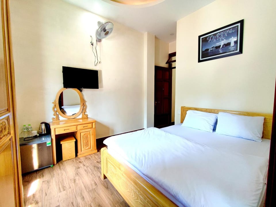 Bed, TV and multimedia, Bedroom