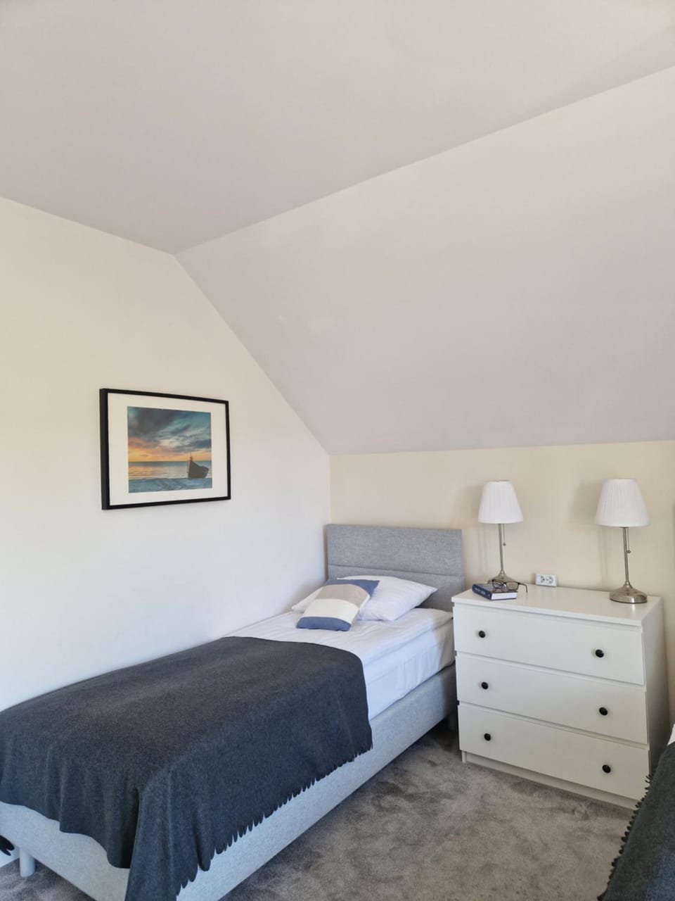 Bed, Photo of the whole room, furniture, internet, internet