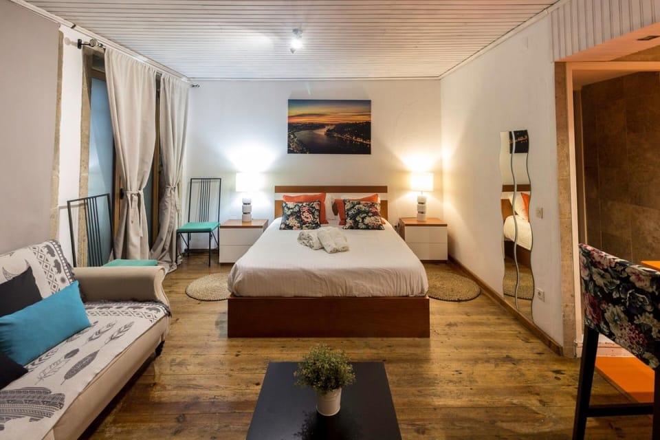 Bed, Living room, Photo of the whole room, Seating area, Bedroom, towels