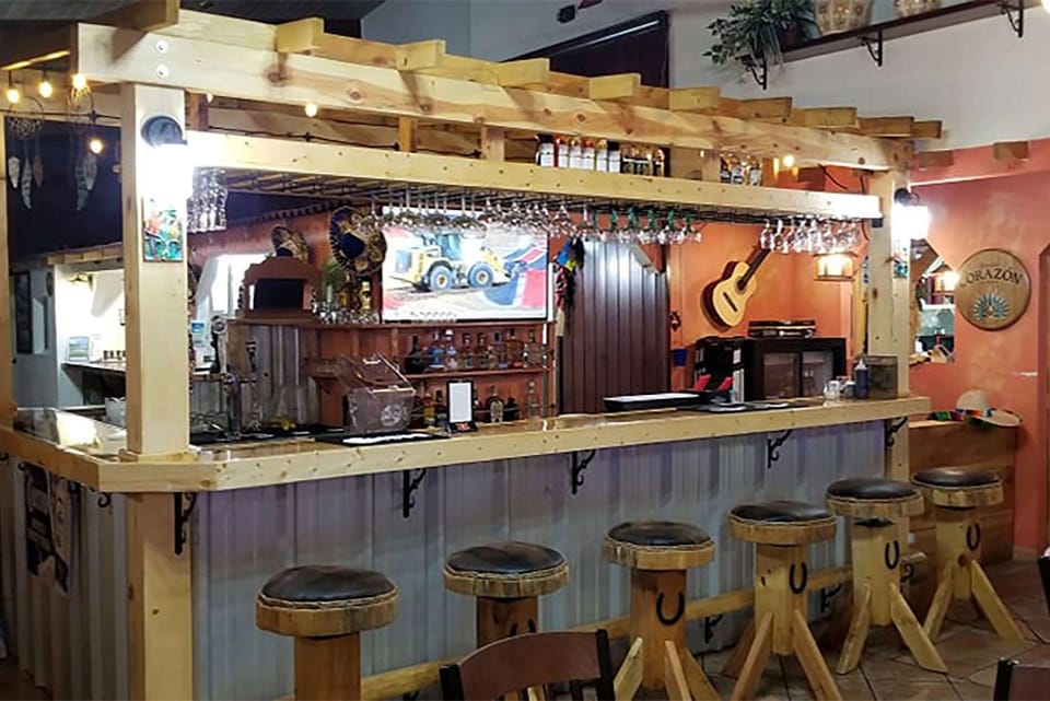 Restaurant/places to eat, Restaurant/places to eat, Lounge or bar