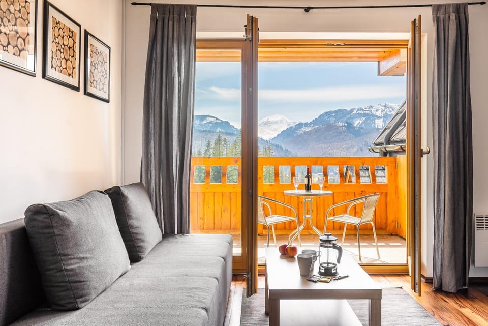 Balcony/Terrace, Living room, Seating area, Mountain view
