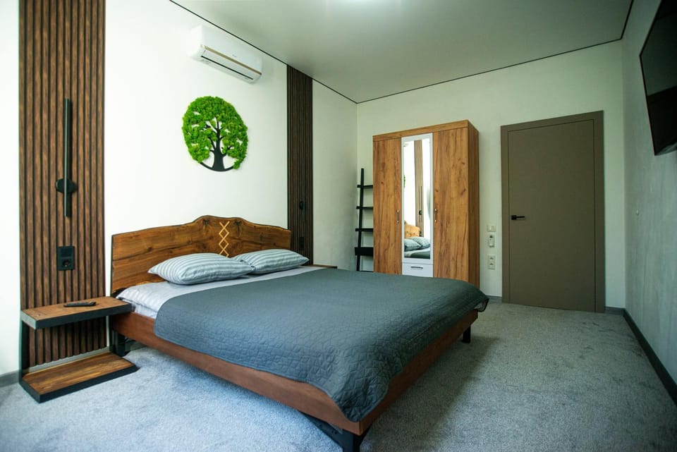 Bed, TV and multimedia, Photo of the whole room, Bedroom, wardrobe, air conditioner