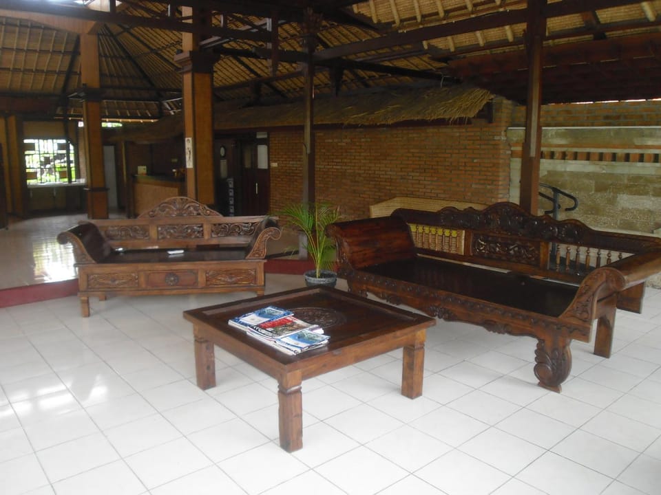 Seating area, Area and facilities