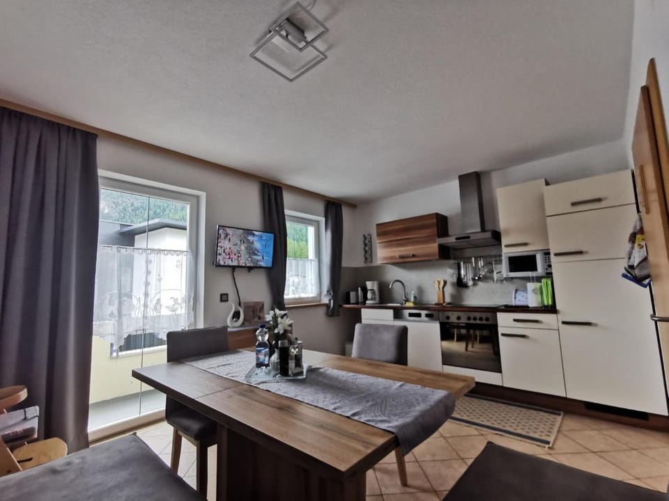 Kitchen or kitchenette, Seating area, Dining area, Communal kitchen