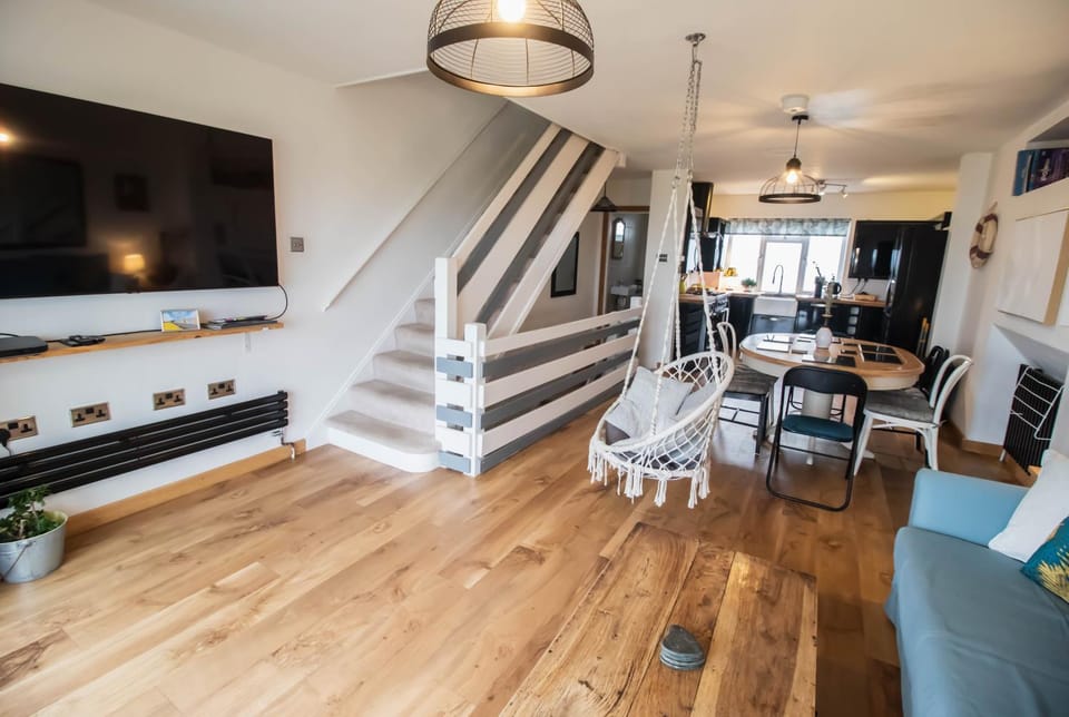 TV and multimedia, Kitchen or kitchenette, Living room, Seating area, Dining area