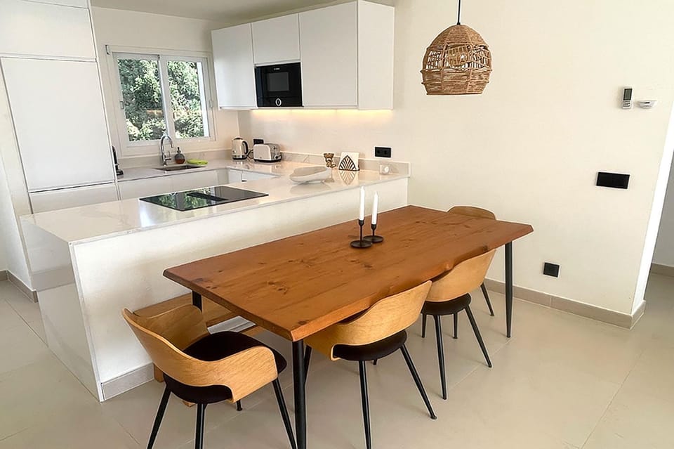 Kitchen or kitchenette, Dining area, stove