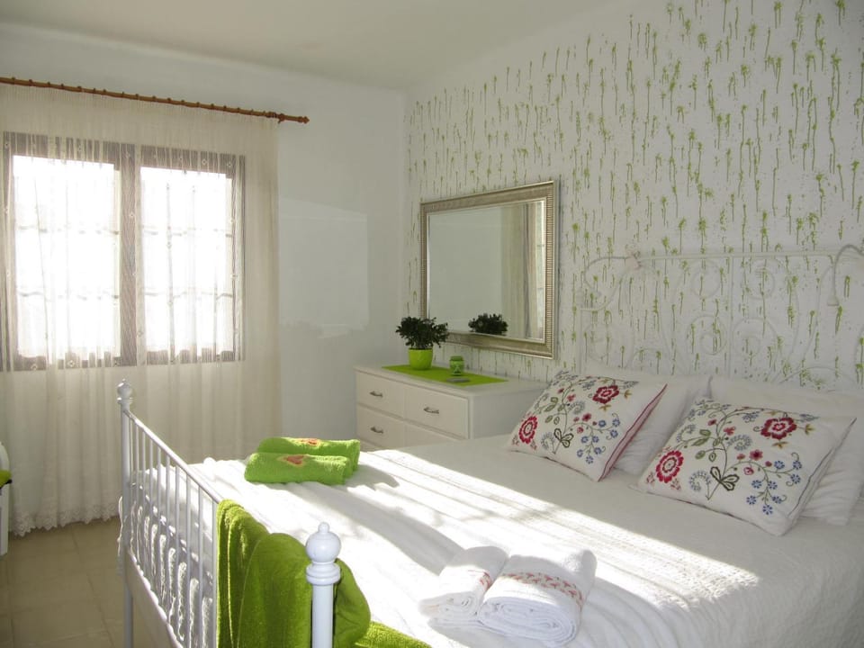 Photo of the whole room, Decorative detail