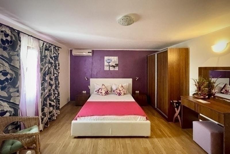 Bed, Photo of the whole room, Bedroom, air conditioner