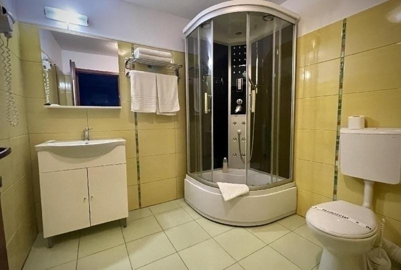 Shower, Toilet, Bathroom, towels
