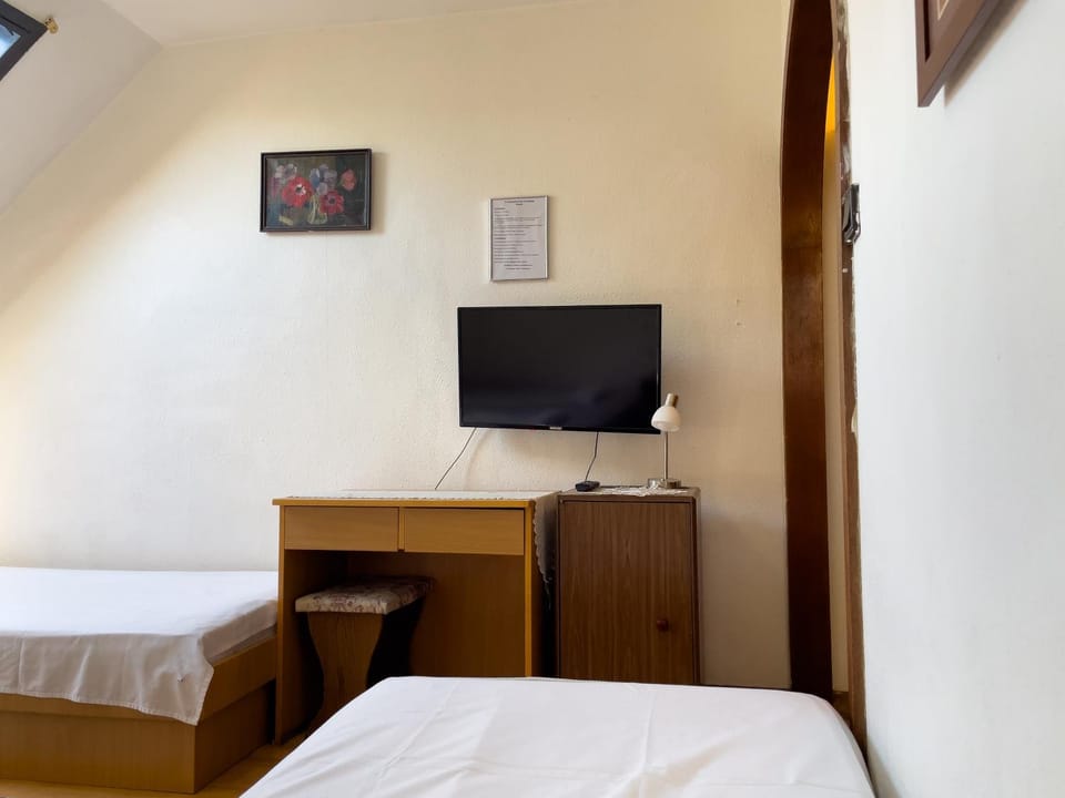 Pestújhely Panzió-étterem Bed and Breakfast in Budapest