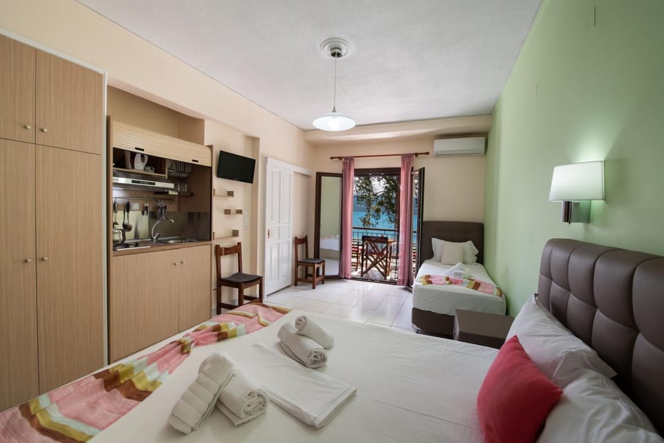 TV and multimedia, Kitchen or kitchenette, Photo of the whole room
