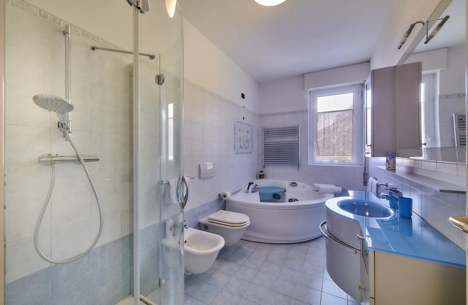 Shower, Toilet, Hot Tub, Bathroom, Bath, bidet, towels