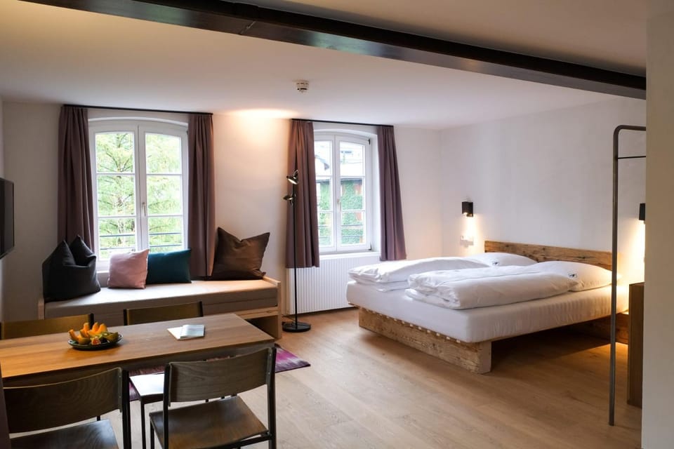 Bed, Photo of the whole room, Seating area, Bedroom