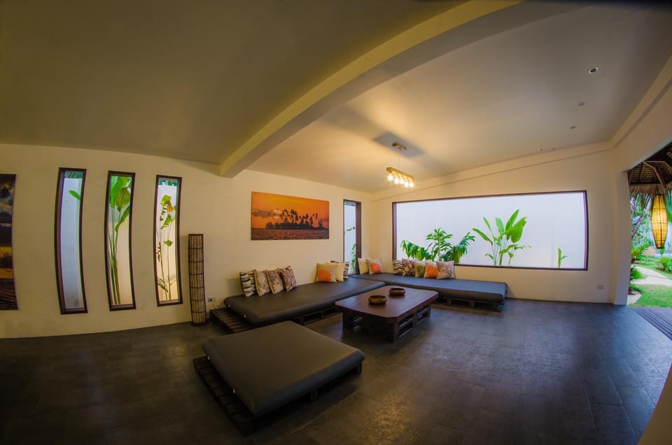 Communal lounge/ TV room, Lobby or reception