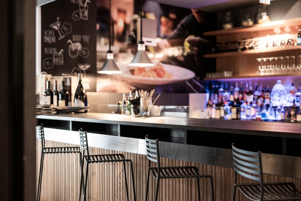 Lounge or bar, Food and drinks