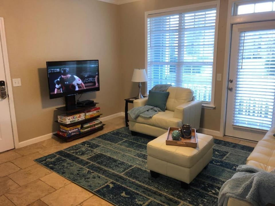 TV and multimedia, Living room, Photo of the whole room, Seating area