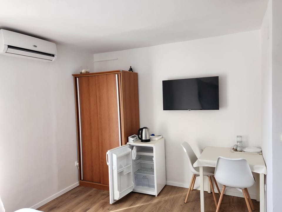 TV and multimedia, Coffee/tea facilities, Dining area, hair dresser