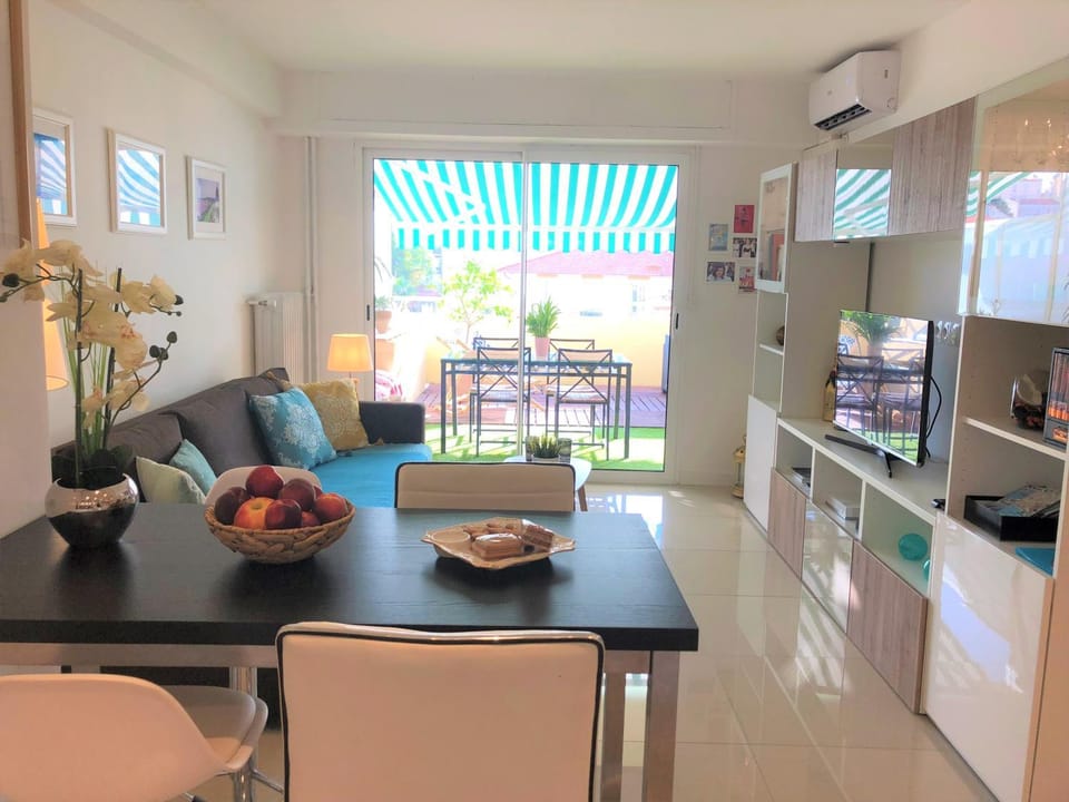 Living room, Seating area, Dining area