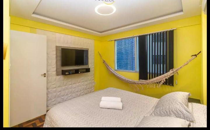 Apê Beira Mar Balneário Camboriú Pé na Areia próximo a Roda gigante Com Churrasqueira e garagem de fácil acesso Apartment in Camboriú