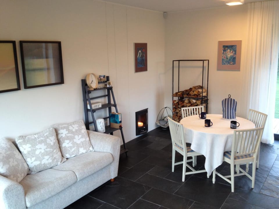 Coffee/tea facilities, Living room, Seating area, Dining area, flat iron