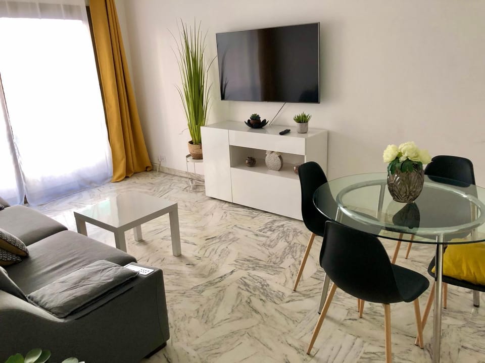 Communal lounge/ TV room, TV and multimedia, Living room, Seating area