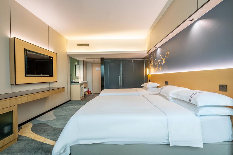 Bed, Photo of the whole room, wardrobe, air conditioner