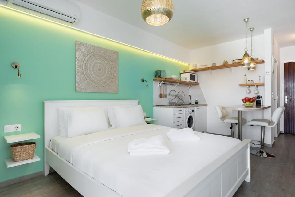 Bed, Kitchen or kitchenette, Dining area, Bedroom, washing machine