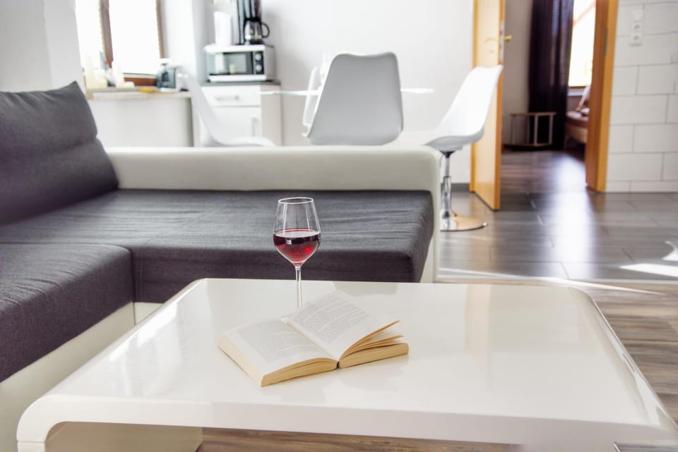 Kitchen or kitchenette, Living room, Food and drinks, Seating area, Dining area, Bedroom, Drinks, kitchen