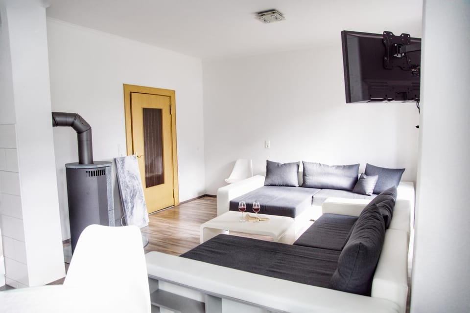 TV and multimedia, Kitchen or kitchenette, Living room, Seating area, Bedroom, kitchen