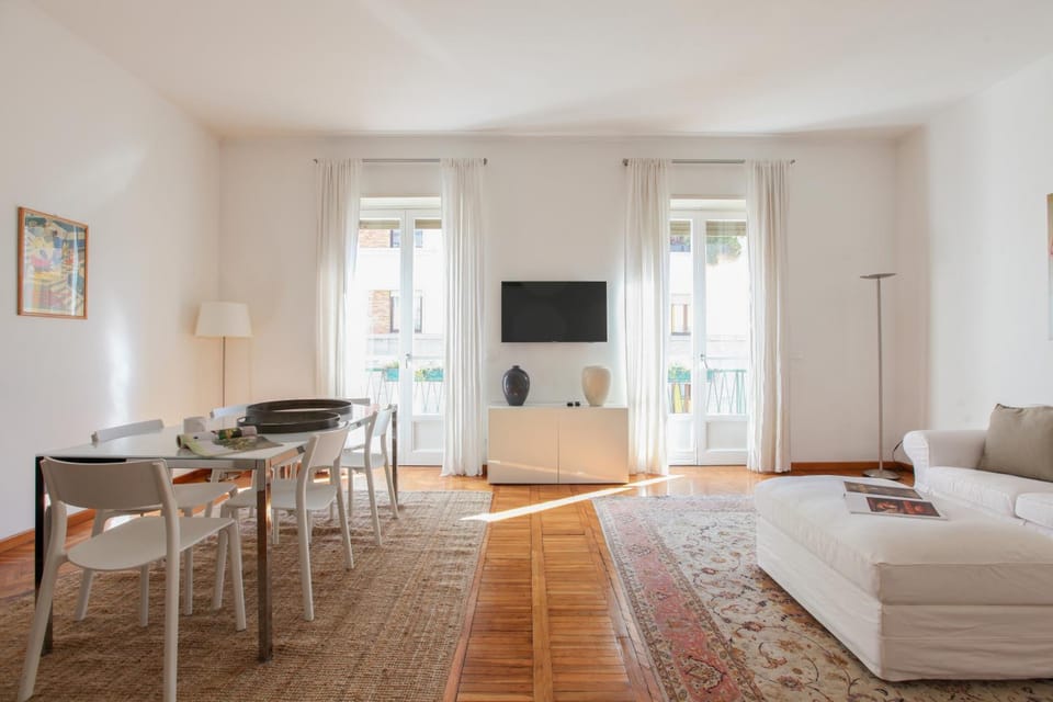 TV and multimedia, Living room, Seating area, Dining area