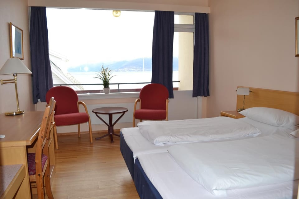 Bed, Photo of the whole room, Seating area