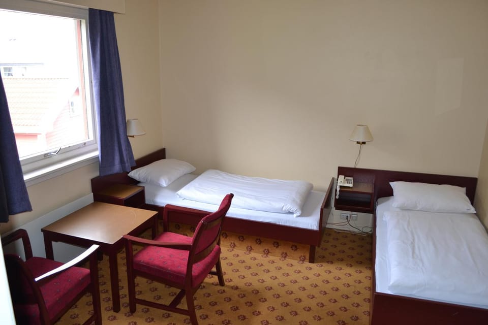 Bed, Photo of the whole room, Seating area