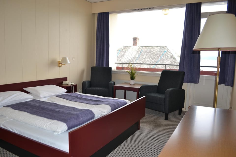 Bed, Photo of the whole room, Seating area