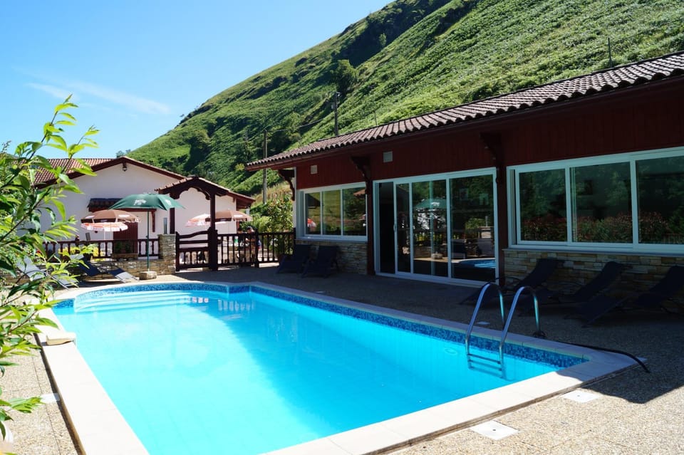 Day, Swimming pool