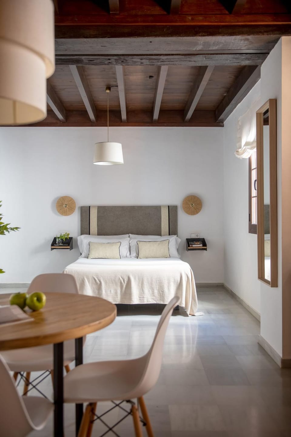 Bed, Dining area, Bedroom