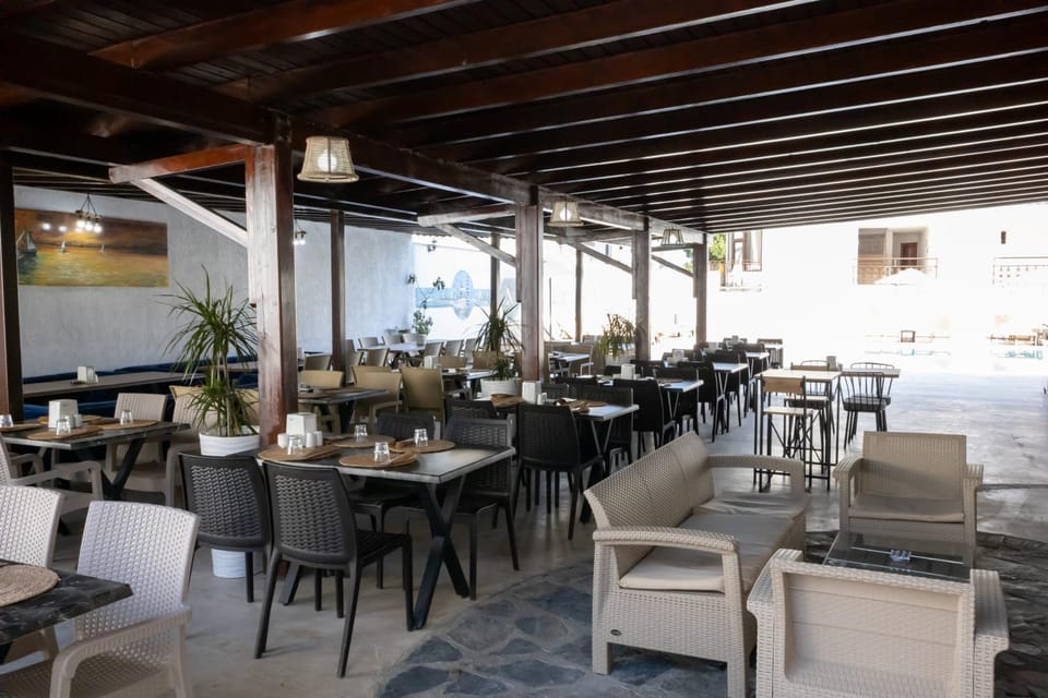 Restaurant/places to eat, Lounge or bar