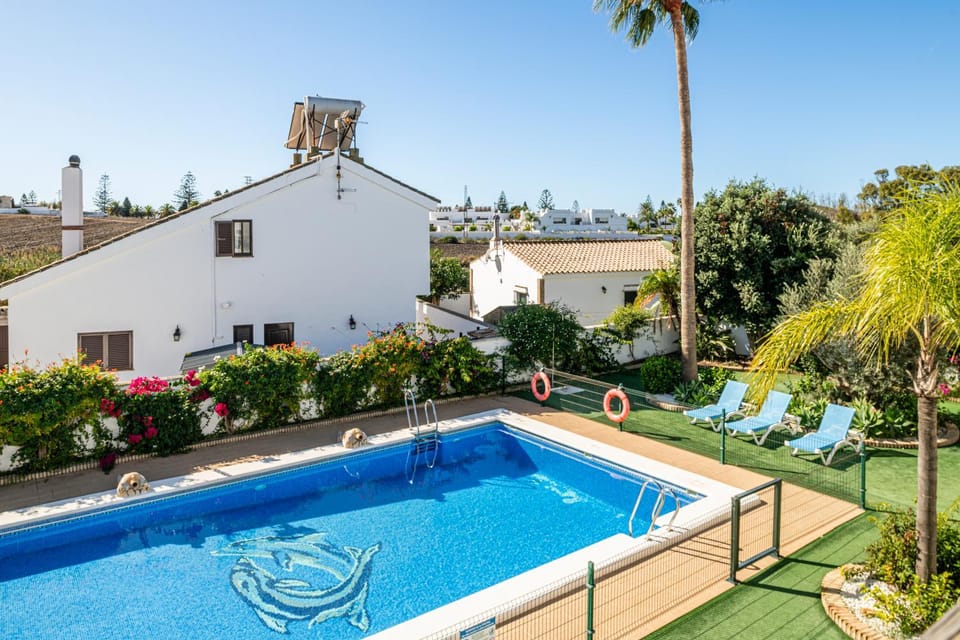 Property building, Spring, Day, Garden, Garden view, Pool view, Swimming pool, sunbed