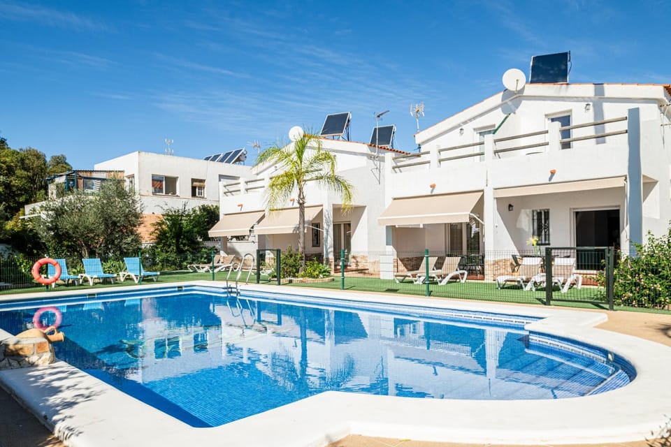 Property building, Day, Pool view, Swimming pool, sunbed