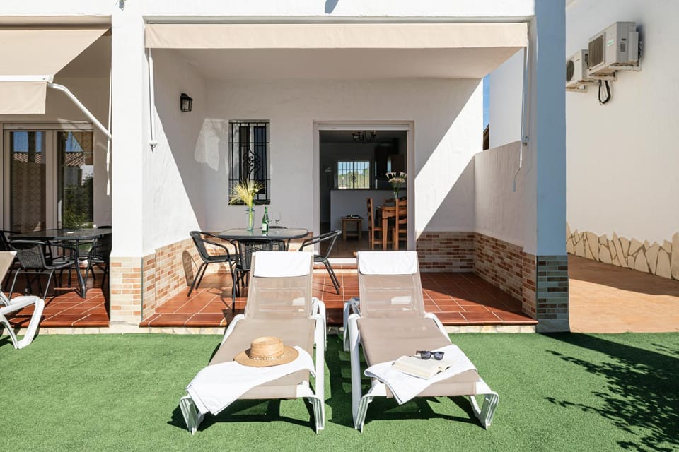 Property building, Patio, Spring, Day, Garden, View (from property/room), Balcony/Terrace, Living room, Seating area, Dining area, Garden view, sunbed